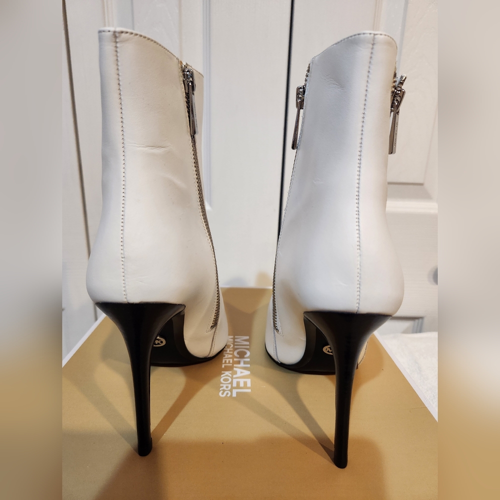 Michael Kors White Heeled Boots Sleek Design - Picture 2 of 4